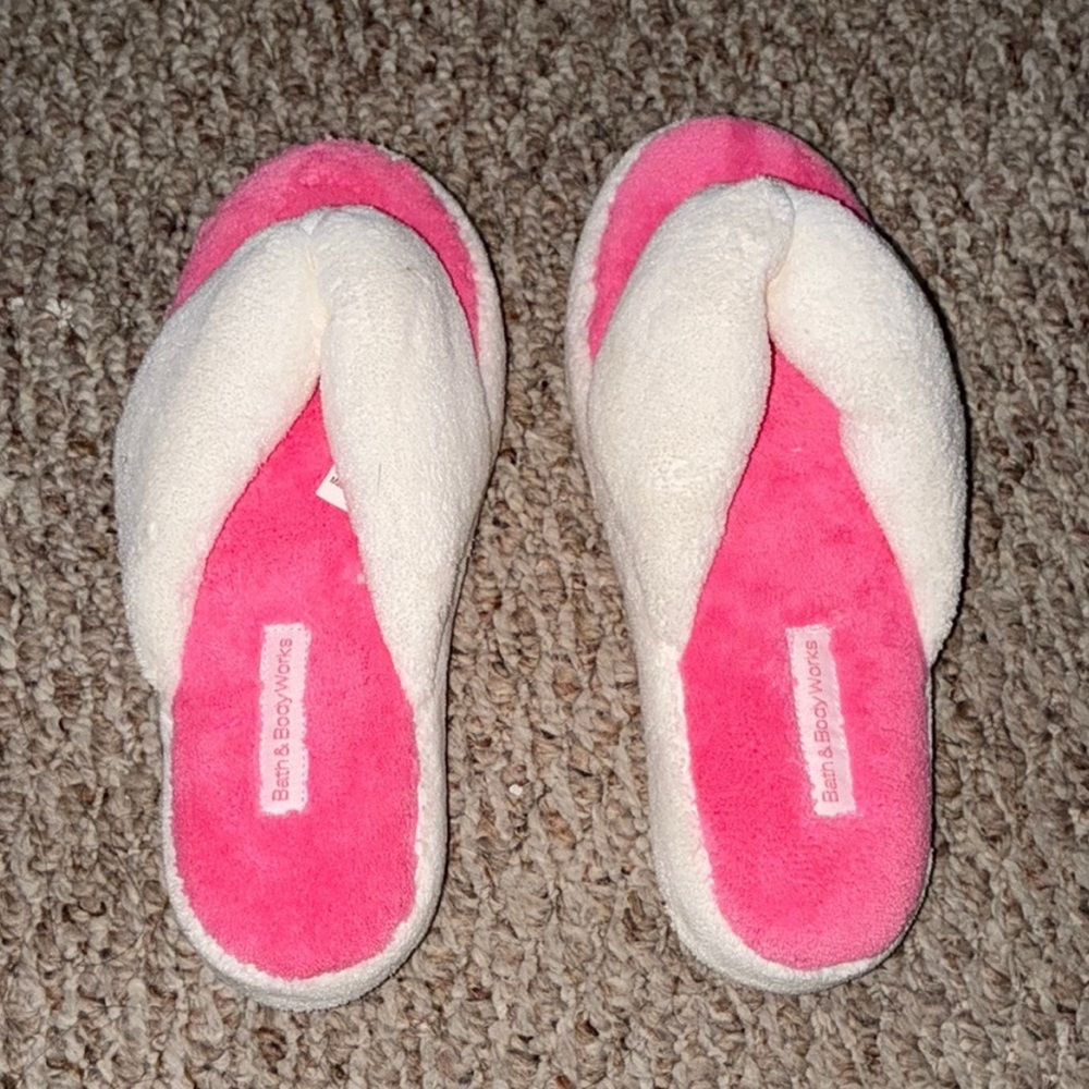Bath & Body Works Pink and White Slippers